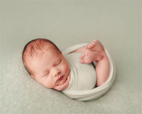 Fotografie cu părinți care au grijă de nou-născut în primele zile acasă