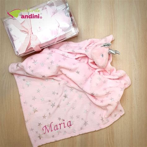 fotografie cu o jucărie personalizată pentru bebeluș, de exemplu o păturică cu numele copilului