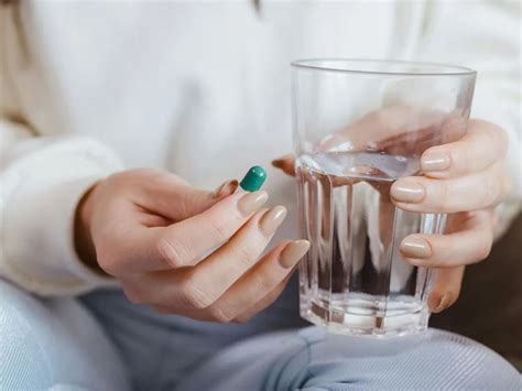 Imagine cu o pastilă de levotiroxină și un pahar cu apă, simbolizând administrarea corectă.