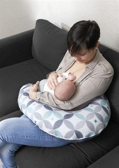 Ilustrație cu o mamă care alăptează, folosind o pernă specială pentru suport, într-o poziție confortabilă după cezariană.