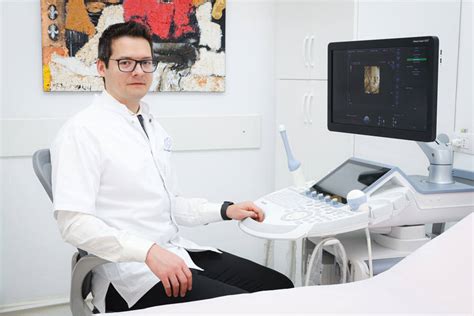 medic efectuând manevră de versiune cefalică externă