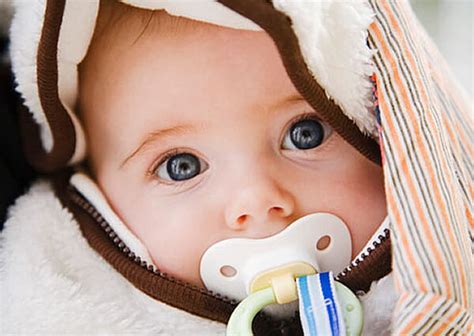 ilustrație cu un bebeluș liniștit de suzeta