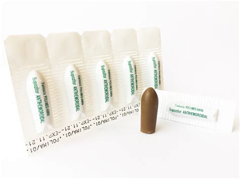 Ilustrație cu un supozitor cu glicerină și modul de administrare