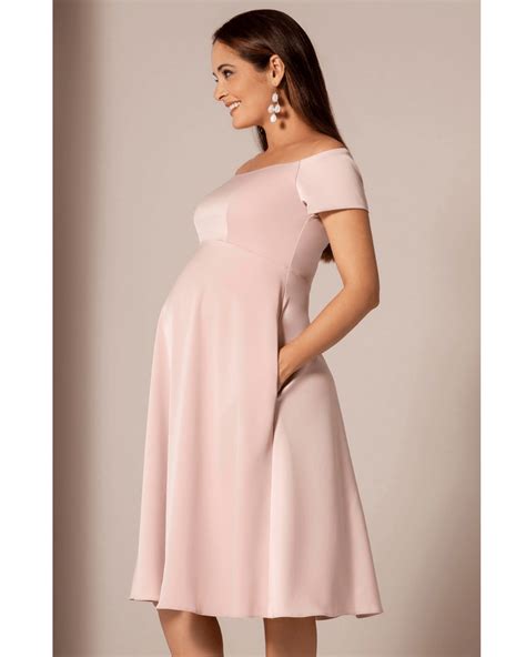 Fotografie cu o selecție de rochii elegante pentru gravide în diverse culori și stiluri.