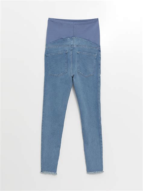 Colaj cu piese vestimentare recomandate: tricouri basic, blugi de maternitate, colanți, o rochie neagră, cardigan oversized.