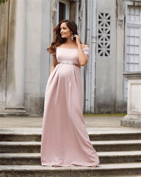 Montaj foto cu diferite tipuri de rochii pentru gravide: de vară, elegante, casual, de ocazie.