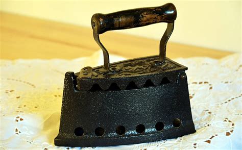 Istoricul dezvoltării laparoscopiei, de la instrumente rudimentare la tehnologia modernă