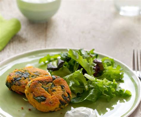 Fotografie cu chifteluțe de spanac, cartof și pui, gata de servit