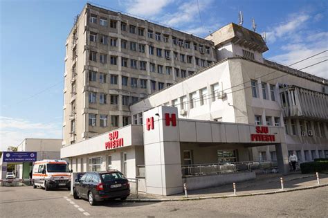 Fațada modernizată a Spitalului Județean de Urgență Pitești