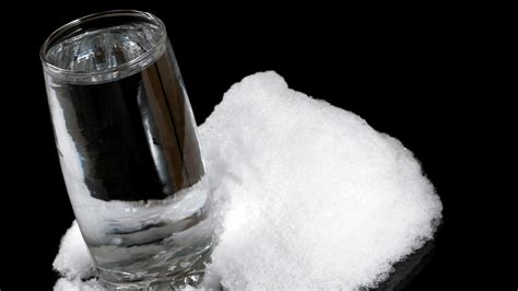 Femeie însărcinată plutind într-un bazin cu apă sărată