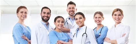 Fotografie de grup cu o parte din echipa medicală