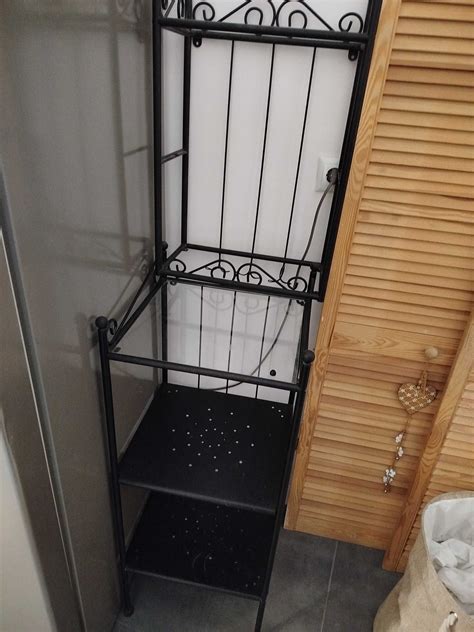 Ilustrare a deformării unui raft metalic sub sarcină excesivă