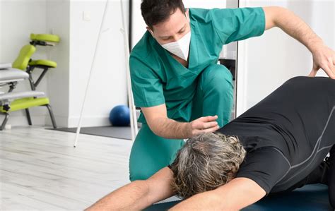 Femeie efectuând exerciții de kinetoterapie pentru întărirea musculaturii abdominale