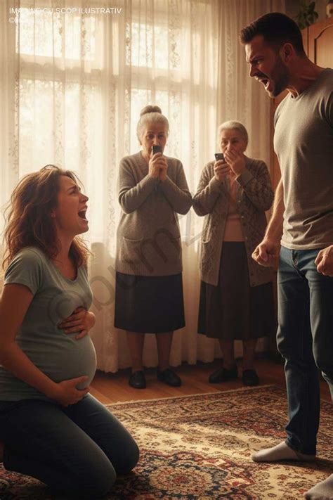 Femeie însărcinată zâmbind, cu mâinile pe burtică