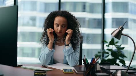 Femeie care se întoarce la birou și este întâmpinată cu zâmbete de colegi