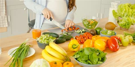 ilustratie cu alimente sanatoase recomandate in sarcina