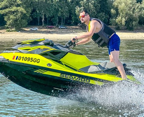 fotografie: tatăl ținând nou-născutul în brațe