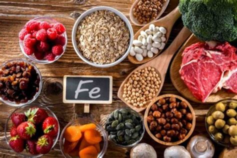 Colaj foto cu diverse alimente bogate în fier: carne roșie, spanac, linte, fructe uscate, nuci.