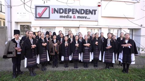 copii îmbrăcați în costume de basm la un eveniment