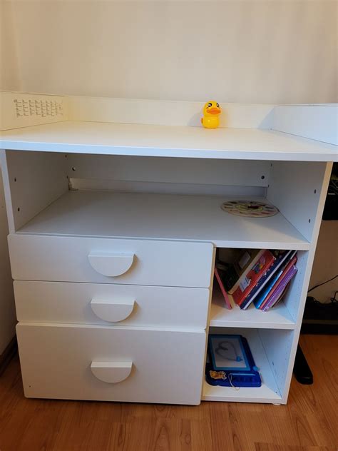 bebeluș îmbrăcat într-o rochiță albă cu aripi de înger