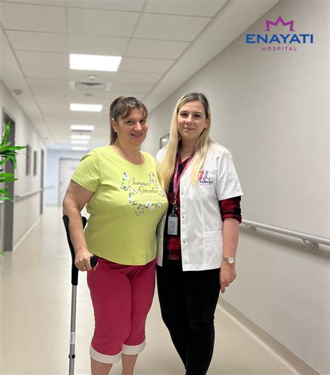 asistentă medicală care vorbește cu o pacientă pe un ton calm și empatic