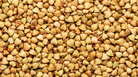 bol cu semințe de hrișcă clătite sub jet de apă