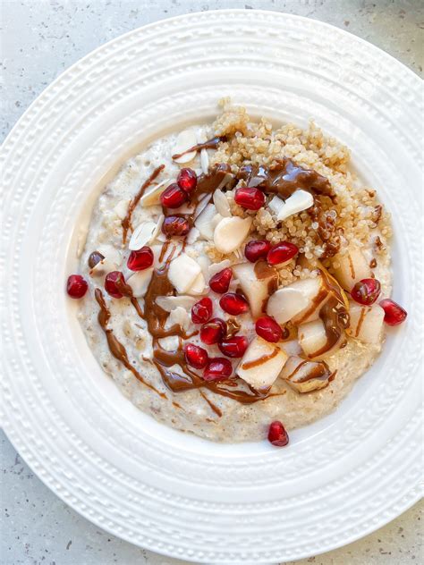 bol cu terci de hrișcă fin, decorat cu câteva fructe pasate