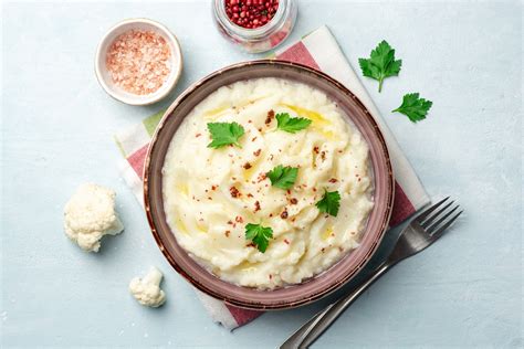 ilustrație cu un bol de piure de conopidă pentru bebeluși