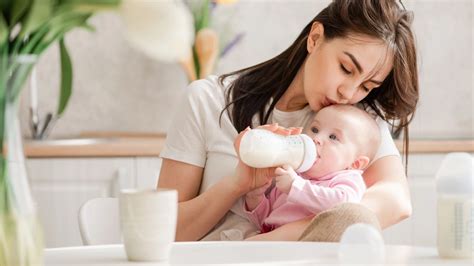 Bebeluș care mănâncă independent cu mâinile