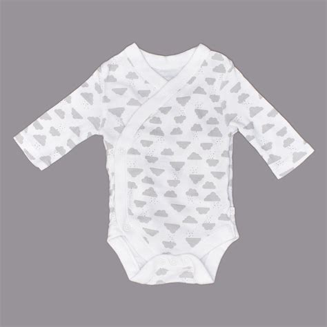 Imagine cu un nou-născut îmbrăcat cu un body cu decupaj pentru burtică.