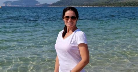 Ilustrație cu un copil și un medic psihiatru discutând prietenoși într-un cabinet luminos.