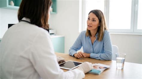 imagine cu o femeie însărcinată discutând cu medicul