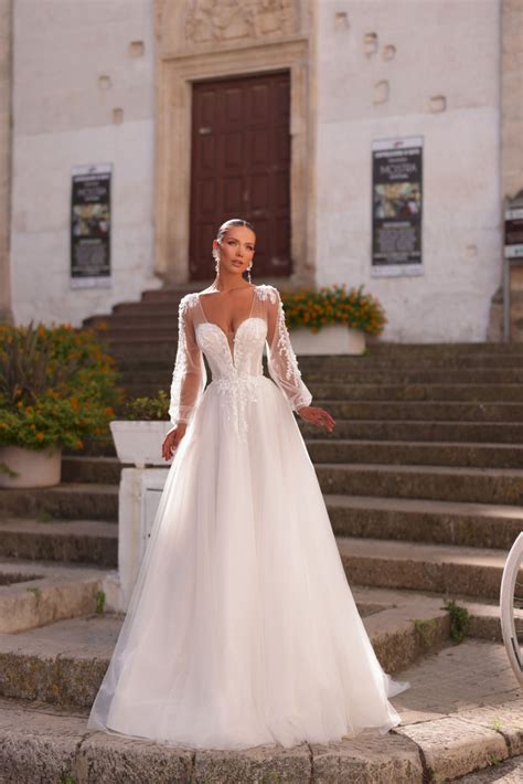 Imagine cu o fetiță îmbrăcată într-o rochie de mireasă albă, accesorizată cu o coroniță