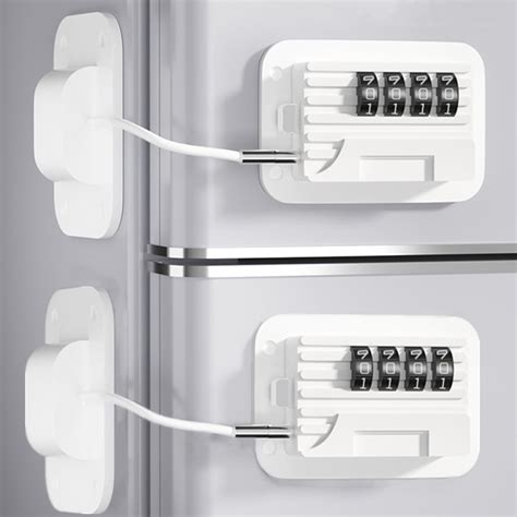 ilustrație cu diverse dispozitive de siguranță pentru copii (protecții pentru prize, colțare)