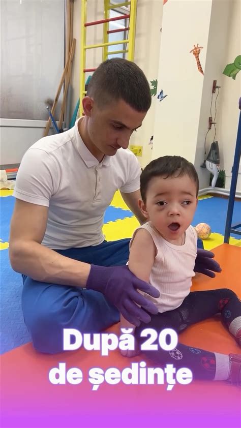 Copil jucându-se cu mingea, un exercițiu de dezvoltare motorie