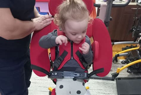 Copil utilizând un verticalizator