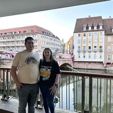 fotografie cu un asistent maternal profesionist interacționând cu un copil