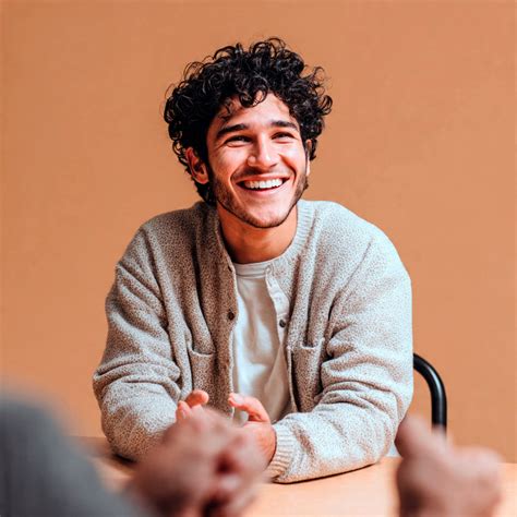 Ilustrație cu o femeie fericită primind informații de la un reprezentant medical despre abonamente.