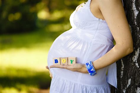 femeie însărcinată cu burtica vizibilă, arătând primele semne ale sarcinii avansate