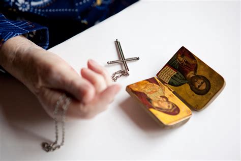 Ilustrație cu simboluri religioase și medicale, reprezentând dilema avortului