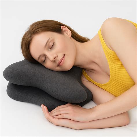 Ilustrație comparativă: o femeie însărcinată dormind fără pernă (disconfortabilă) și o femeie însărcinată dormind cu o pernă pentru gravide (confortabilă).