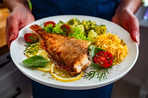 farfurie cu fâșii de pește și legume, prezentate ca finger food