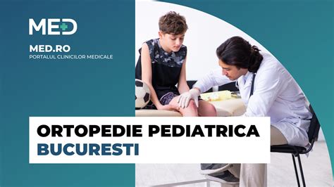 Medic ortoped pediatru examinând un copil