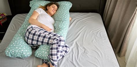 Colaj cu diferite forme de perne pentru gravide: U, C, J, și o pernă dreaptă.