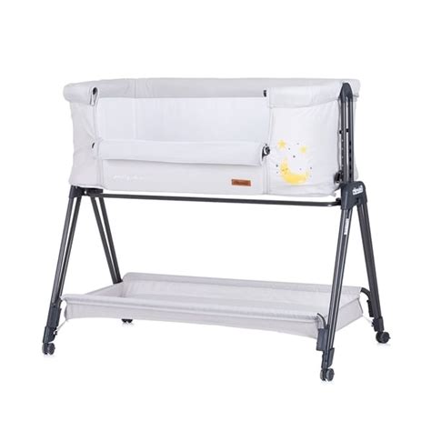 Ilustratie cu un patut co-sleeper atasat de patul parintilor