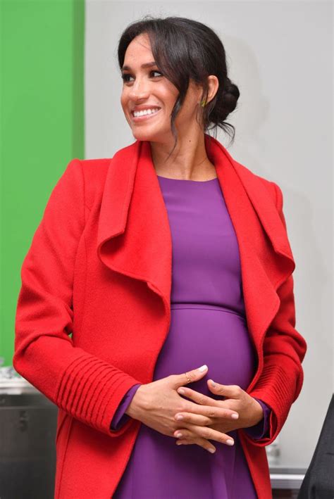 Copil care își ține mâna pe burtică, exprimând durere