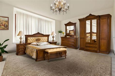 Fotografie cu diverse modele de pătuțuri din lemn masiv pentru bebeluși, cu accent pe design clasic și modern.