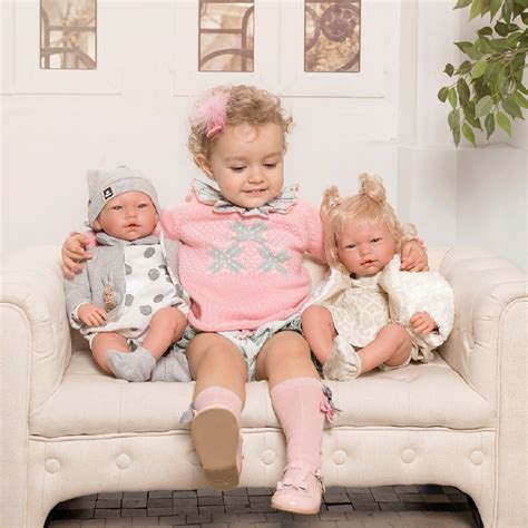 Colaj de fotografii cu diferite papusi Reborn, prezentând diversitatea lor și detaliile realiste.