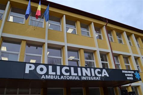 Imagine cu intrarea în policlinica spitalului.
