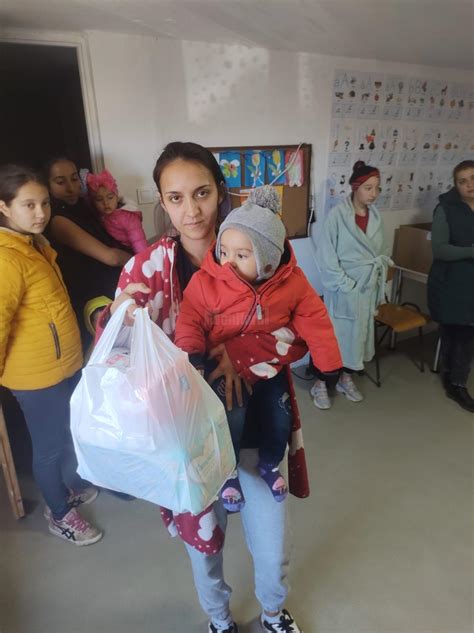 mamă și copil interacționând afectuos